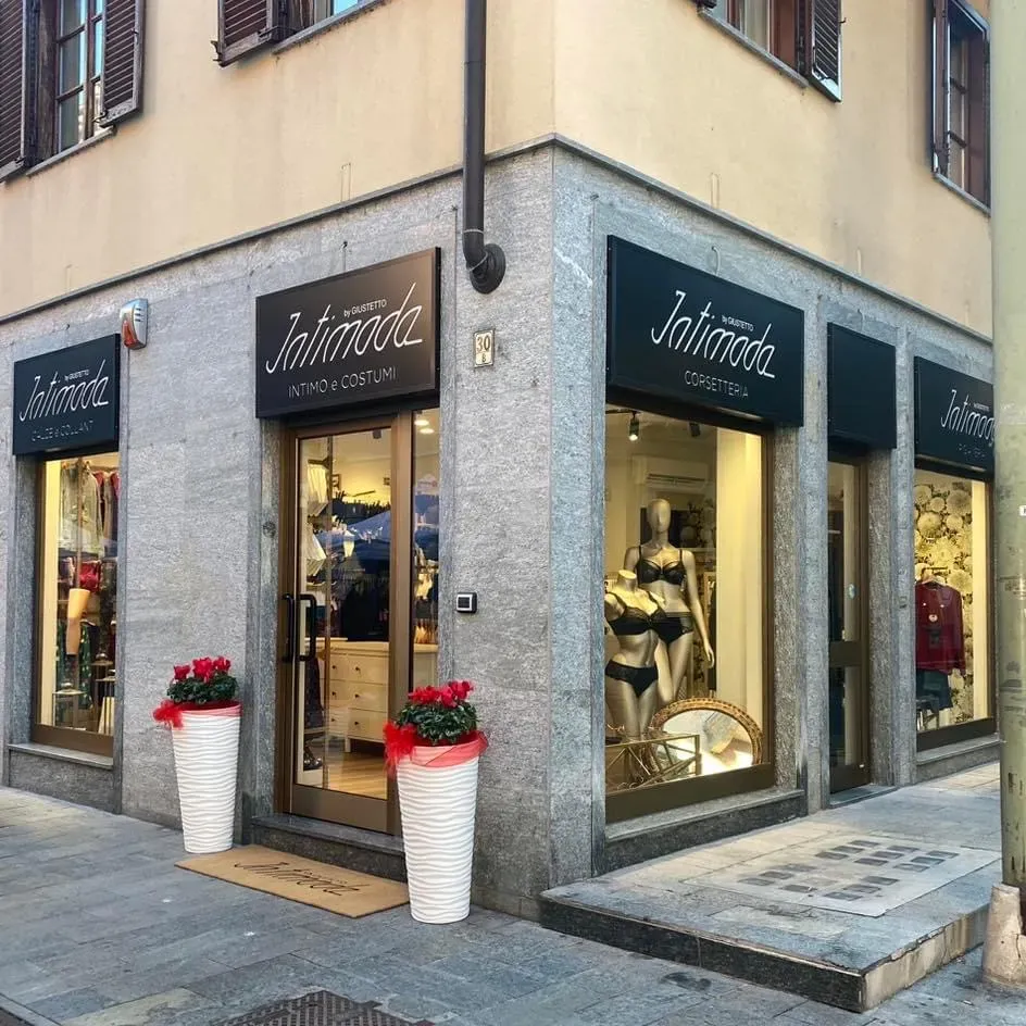 In sum, INTIMODA BY GIUSTETTO is a sanctuary for quality lingerie and swimwear, backed by a dedicated team that ensures a matchless shopping experience with products that not only fit perfectly but also exude excellence in quality. Description by ChatGPT.