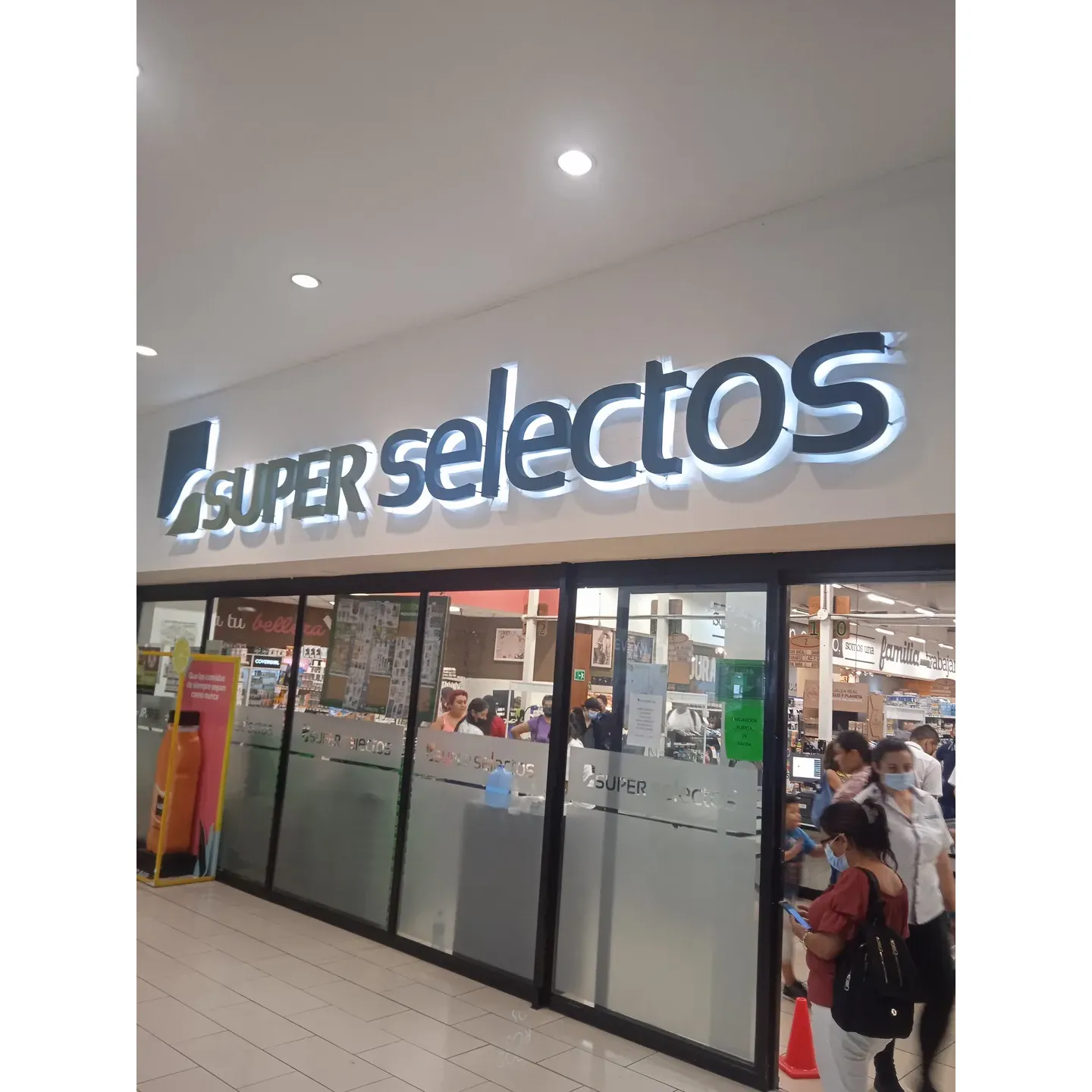 Super Selectos is a welcoming addition to the Selectos network, offering a comprehensive shopping experience for both locals and visitors alike. Located on the bustling Boulevard de los Héroes, this small supermarket prides itself on its vast product range and remarkable value. Patrons rave about its convenient location, which makes it a go-to destination for quick stops and routine grocery runs.

Shoppers particularly appreciate the availability of specialized items, such as the sought-after gluten-free Maggi soups, which can be difficult to find elsewhere. The inclusivity of dietary considerations speaks to Super Selectos' commitment to catering to the diverse needs of its clientele. Moreover, customers have noted the affordability of the products, ensuring that essential groceries are accessible without breaking the bank.

The supermarket is recognized for its friendly and attentive staff, who contribute to a pleasant shopping atmosphere. The dedication of personnel in assisting patrons and maintaining an amiable environment underscores the store's focus on customer satisfaction.

Super Selectos aims to simplify and enhance the shopping process, offering an assortment of quality items in one convenient location, cementing its reputation as a trusted destination for efficient and enjoyable grocery shopping in El Salvador. Description by ChatGPT.