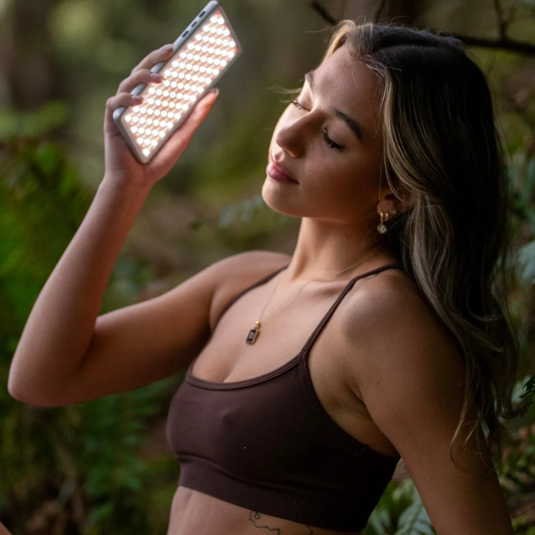 Benefits
Enhanced Wakefulness and Energy
Start your day with invigorating white light that stimulates opsin receptors, promoting alertness and a positive mood.