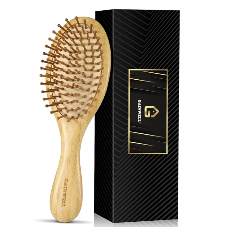 The cushioning offers a soft and revitalizing brushing experience. The brush is designed with an air hole at the top that releases air while brushing, providing a massage to the scalp. The round balls on the ends of the bamboo bristles promote blood circulation without causing any discomfort to the scalp.