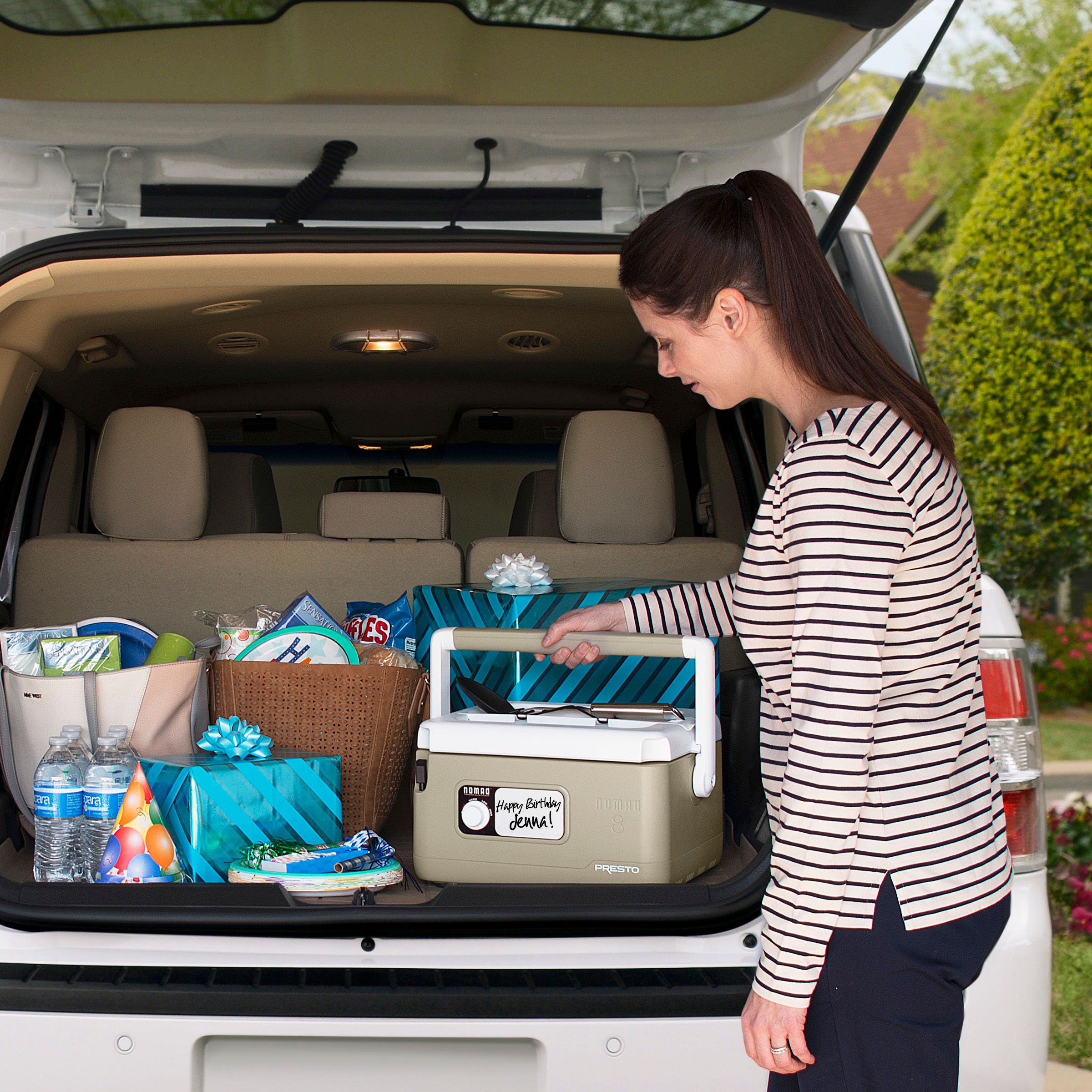 The Nomad traveling slow cooker is the perfect solution for those who love slow-cooked meals but are constantly on the go. With its rugged, wide-profile picnic cooler-style design, the Nomad is easy to carry and prevents tip-overs when traveling.