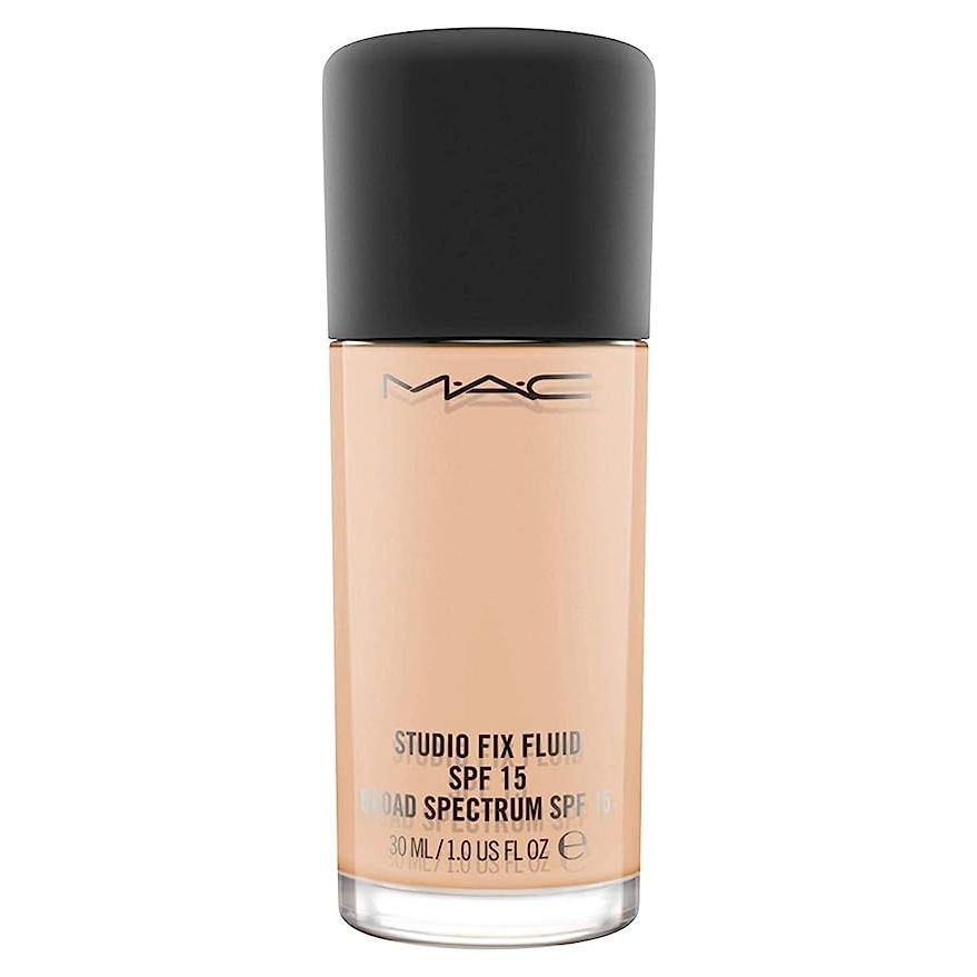 MAC Studio Fix Fluid Foundation SPF 15 NW20 is a popular makeup product that provides full coverage with a matte finish. It comes in a convenient pump bottle containing 30 ml (1 oz) of product.
The NW20 shade is designed for those with cool, pink undertones in their skin.