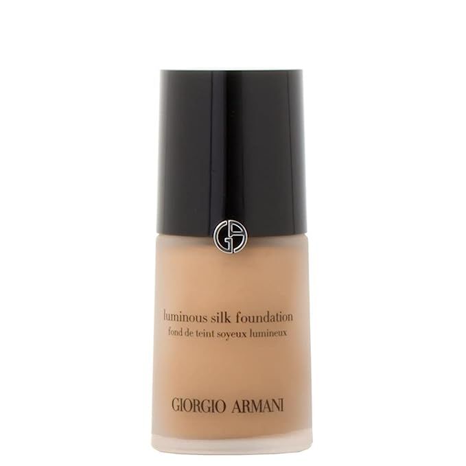 Elevate your beauty routine with the illustrious GiorgIO Armani Luminous Silk Foundation – where luxury meets your skin's desire for perfection. Ideal for medium to tan complexions, the coveted #8 Caramel shade is meticulously crafted to enrich your natural radiance.