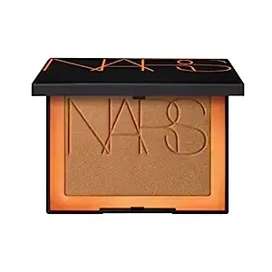 Attain a perpetual summer radiance with our best-selling bronzing powder – your go-to solution for a natural, sun-drenched glow any time of year. Crafted to flatter an array of skin tones, our bronzer combines a seamless brown base with a hint of golden sparkle, capturing the essence of a sunlit complexion.