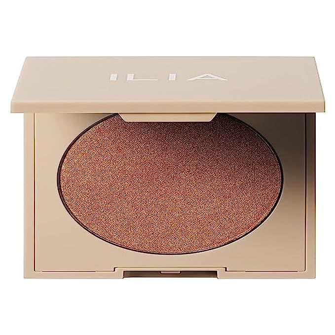 ILIA - DayLite Highlighting Powder in the shade Fame, specifically in the warm copper tone, is a popular choice for those seeking non-toxic, cruelty-free and clean beauty products. This highlighting powder is a versatile and natural way to enhance your complexion and add a luminous glow to your skin.