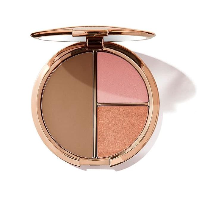 The Bobbi Brown Face and Cheek Palette in the light version is a versatile makeup product that aims to help users achieve a natural and radiant look. This palette is designed to enhance and brighten the complexion, providing a subtle glow.
The palette primarily consists of a combination of blushes, bronzers, and highlighting powders.