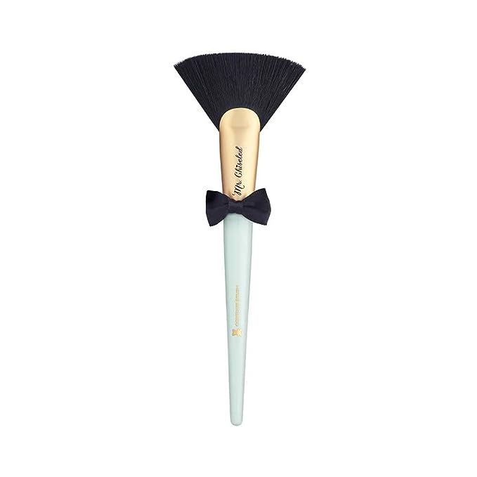 Elevate your makeup game with the Chiseled Contouring Brush, the beauty industry's secret to the perfectly structured face! Infused with cutting-edge design, this brush is a must-have for aficionados and artists looking to master the art of contouring.