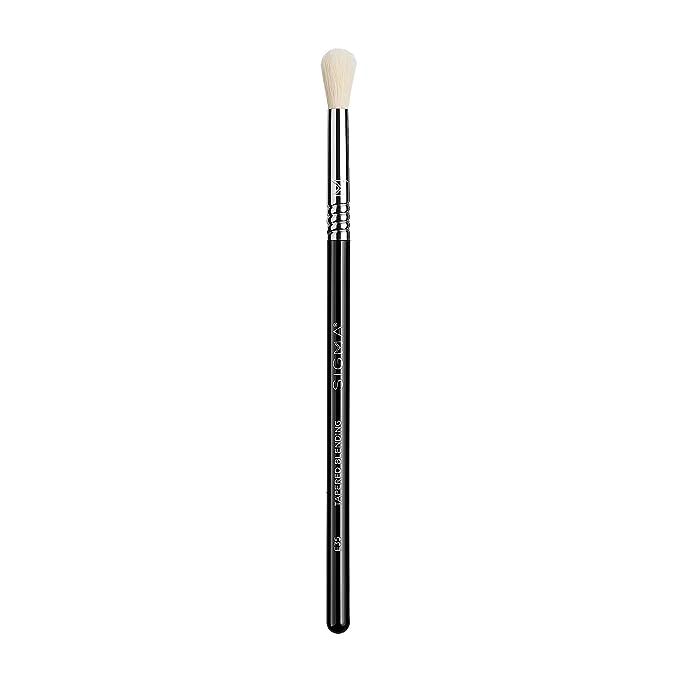 Achieve makeup artistry perfection with Sigma Beauty's E35 Tapered Blending Brush, meticulously engineered with SigmaTech® synthetic fibers for unrivaled eyeshadow application. This premium eye makeup brush boasts exceptional durability and performance, making it a cornerstone in your beauty toolkit for crafting infinite, flawless eye looks.