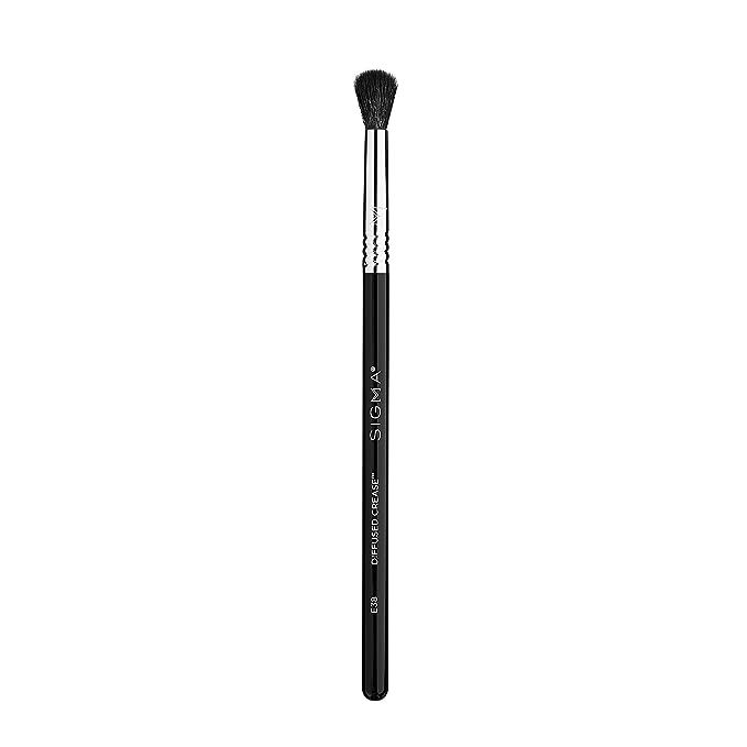 Introducing the new favorite for blending - the SigmaTech fiber rounded blending brush. Designed to soften and blend with ease, this brush is perfect for diffusing color on the lid or in the crease. The vegan and hypoallergenic fibers ensure a skin-safe experience, minimizing product absorption and reducing skin reactions.