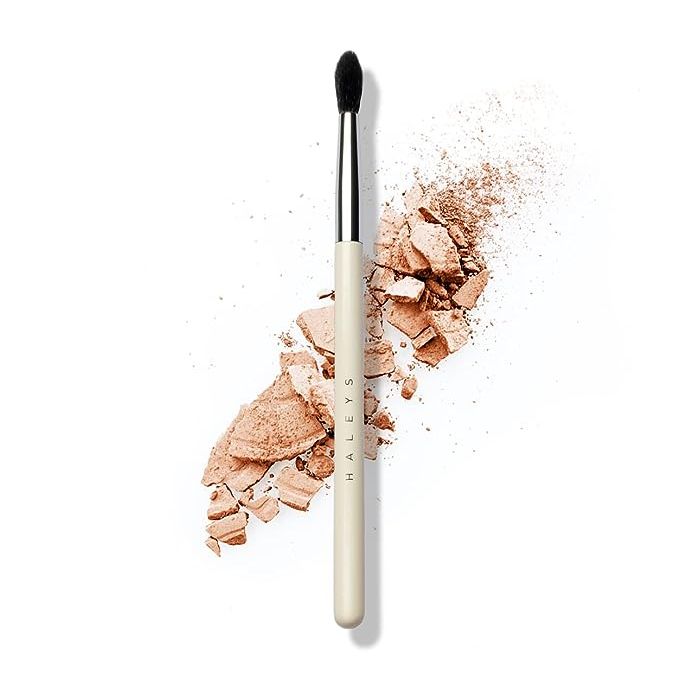 Introducing our versatile Medium Blending Brush, a must-have tool for achieving flawless eye makeup looks. This brush is specially designed with fluffy tapered bristles that are perfect for blending eyeshadow and contouring the eye.