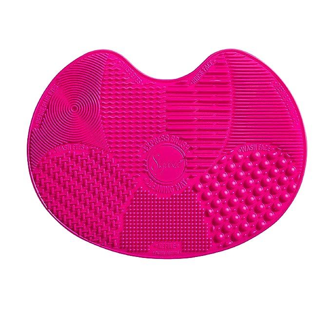 Maximize the longevity and performance of your makeup brushes with the Sigma Beauty Silicone Brush Cleaning Mat, expertly designed for style-savvy beauty enthusiasts. This must-have accessory revolutionizes brush maintenance, combining aesthetics with unparalleled functionality.