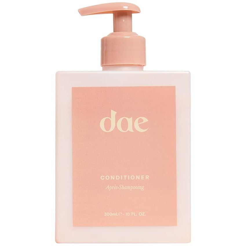 DAE Hair Signature Conditioner: Locking in Moisture and Taming Frizz
If you’re looking for a hair conditioner that not only hydrates and protects your hair but also calms frizz, DAE Hair Signature Conditioner might be just what you need.