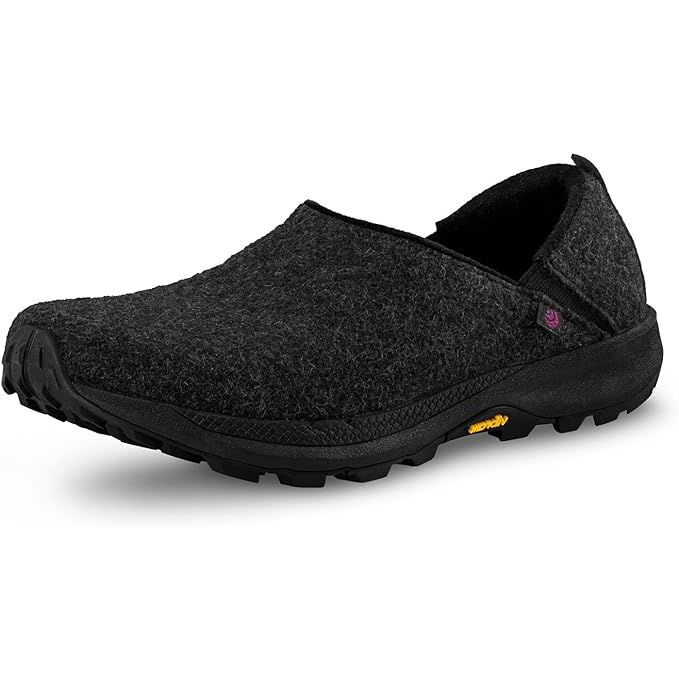 Topo Athletic offers a range of women's training shoes designed to provide comfort and aid recovery after intense workouts. Among their collection is the Topo Athletic Women's Rekovr 2, a lightweight shoe with a 3mm drop. 
One of the standout features of the Topo Athletic Rekovr 2 is its focus on recovery.