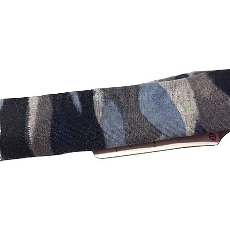 Introducing our latest product, the Velvet Strip Headband! Designed to tame pesky flyaways and keep your headband securely in place, this accessory will quickly become a must-have in your collection. Its stylish velvet strip effortlessly adds a touch of sophistication to any outfit, making it suitable for both elegant and sporty occasions.