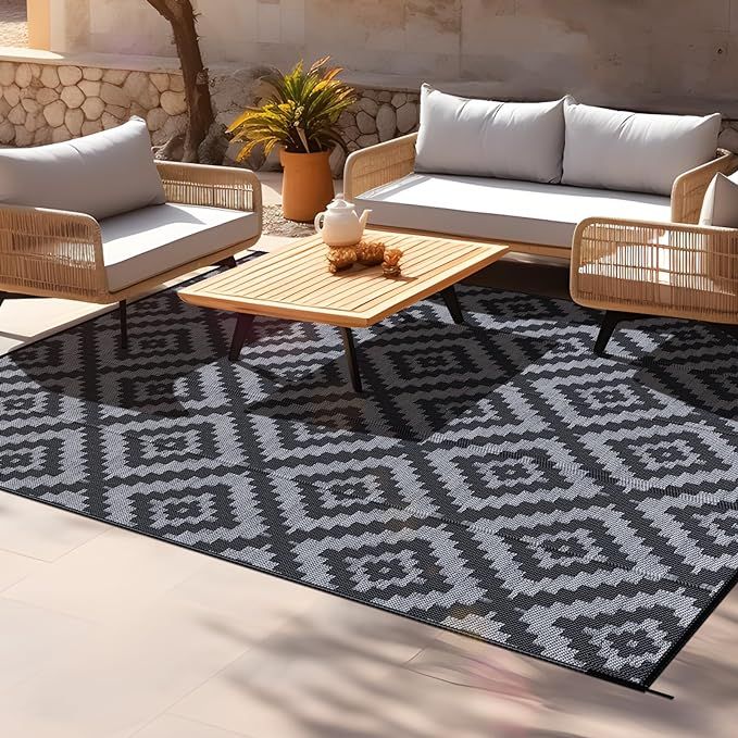 Introducing our Recyclable Double-sided Classic Geometric Rug, an eco-friendly and stylish addition to any space. Crafted from plastic straws, this rug not only adds a touch of elegance with its black and gray diamond print, but it also contributes to reducing pollution on our planet.