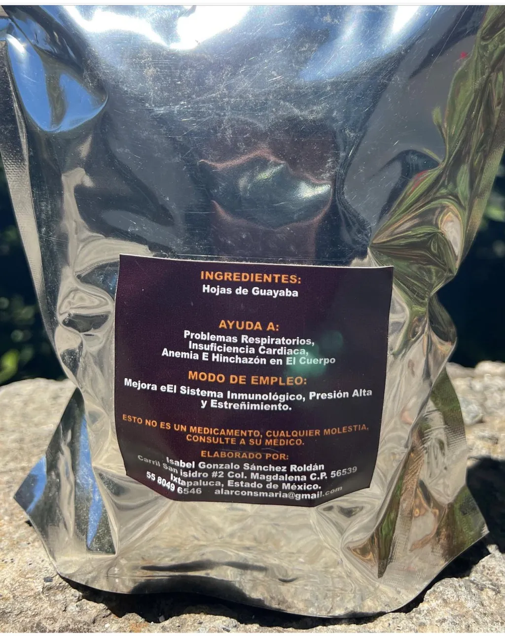 Discover the Infusion for Constipation and High Blood Pressure! Elevate your well-being with our Constipation and High Blood Pressure Infusion, a handcrafted product that combines the benefits of guava leaves to offer you a natural solution to your health needs. Outstanding Benefits: Improves Digestion: Guava leaves are known for their properties that facilitate digestion, helping to relieve constipation naturally. Blood Pressure Regulation: This elixir is ideal for those looking to keep their blood pressure at optimal levels, thanks to the unique characteristics of its ingredients. Powerful Antioxidants: With a high antioxidant content, this infusion helps fight oxidative stress, promoting overall health. Ideal for: People who suffer from constipation. Those who seek to regulate their blood pressure naturally. Lovers of artisanal remedies who want to take care of their health. Key Ingredients: Made with selected guava leaves, this product is 100% natural and without additives. Every sip is a step toward better wellness and digestive health. How to use: Prepare this infusion by adding a tablespoon of leaves in hot water. Let it sit for 5-10 minutes and enjoy its flavor and benefits. We recommend consuming it twice a day for the best results. Your Health, Our Passion: Enjoy the Constipation and High Blood Pressure Infusion and feel the difference in your daily well-being. Incorporate this delicious option into your routine and revitalize your body naturally!
