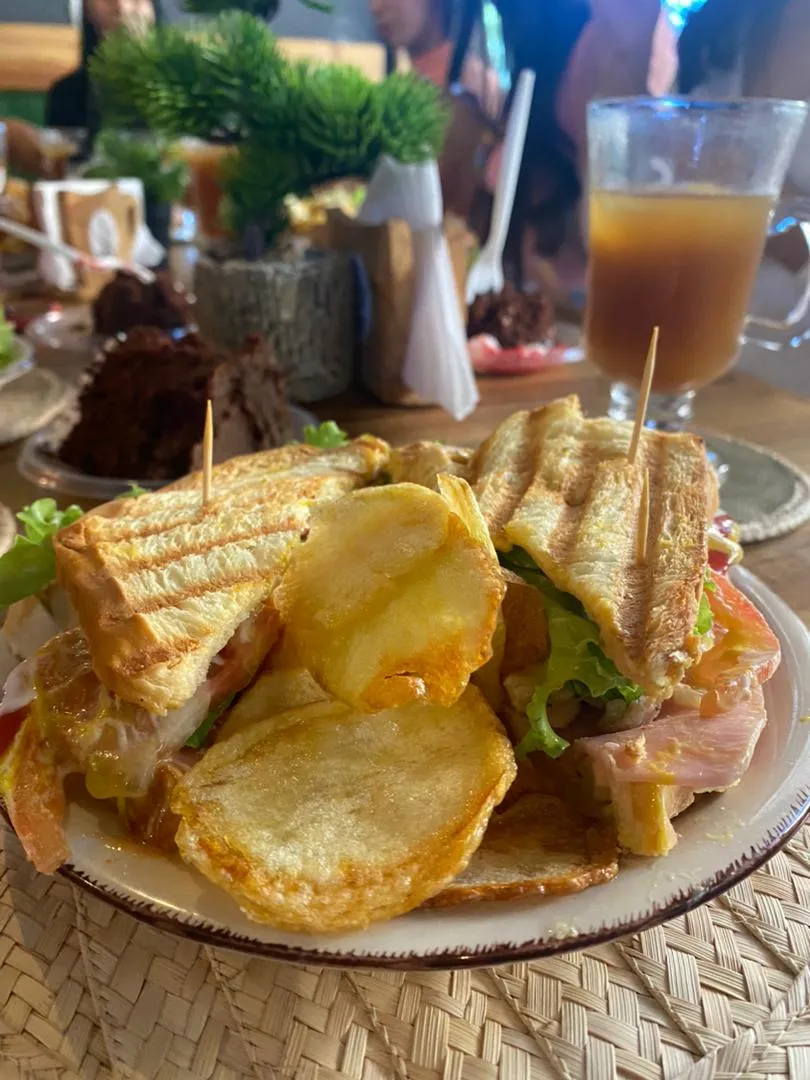 A Space Where Kids are Kings
Understanding the importance of family outings, we've ensured that our menu and atmosphere are kid-friendly. Little ones can enjoy a range of delicious options that are as nutritious as they are delicious, making Cafe con Bracamonte a favorite among families.