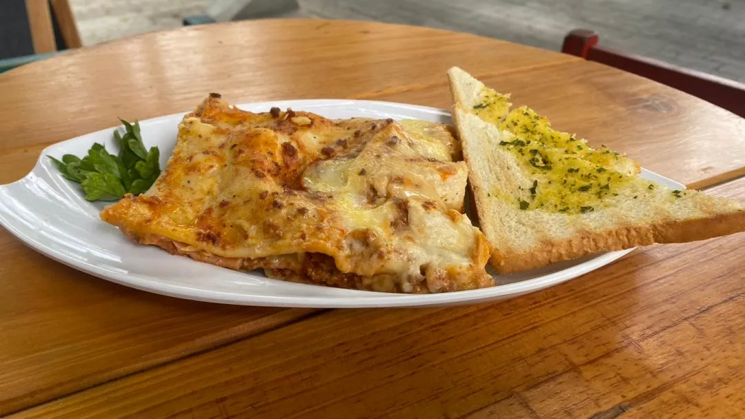 We're a cozy place where everyone is treated like family, and we take pride in our professional staff who make you feel right at home. Whether you're looking for a place to kick-start your day with a good breakfast or a spot to unwind and savor the best sweets and sandwiches, Cafe con Bracamonte is the place to be.