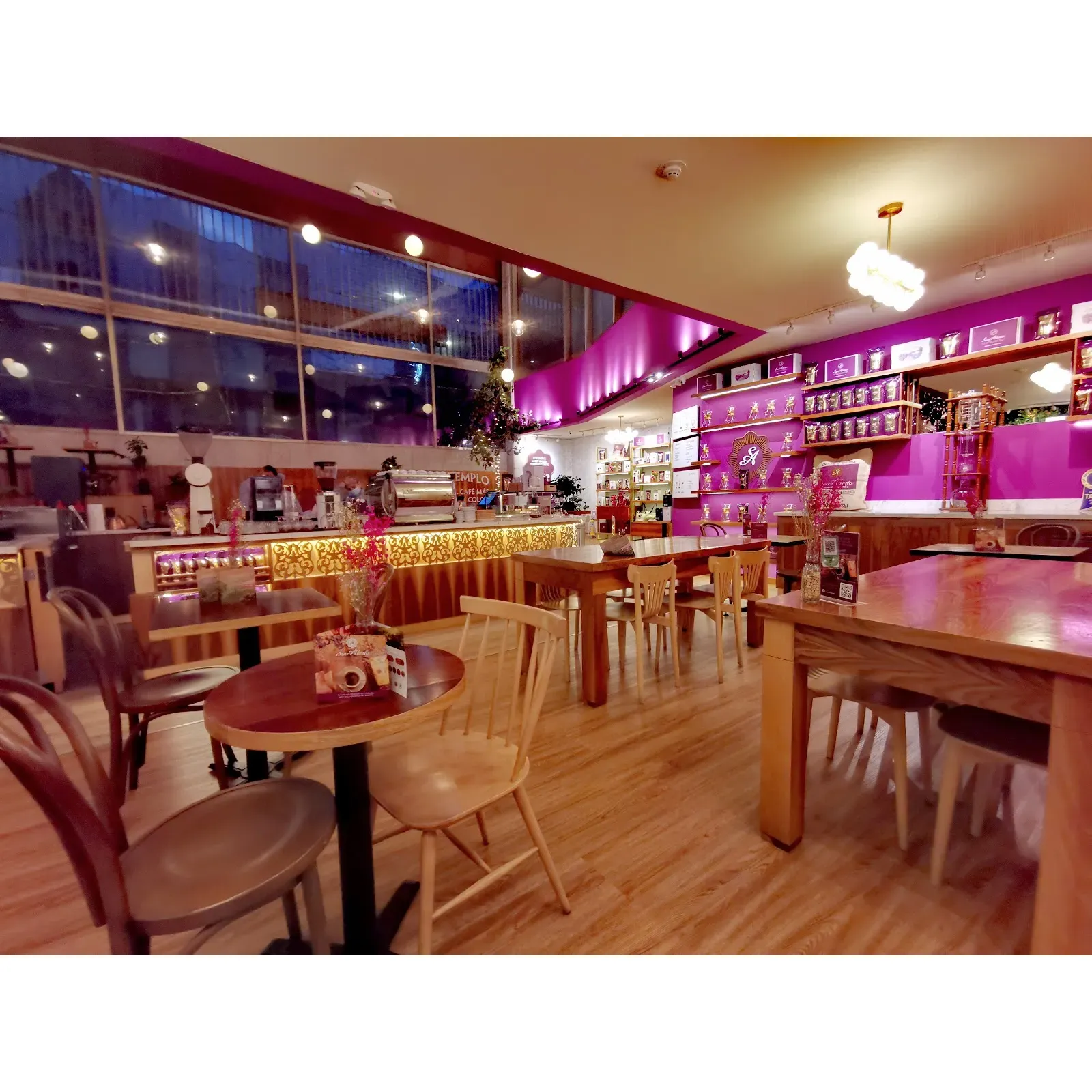 Café San Alberto Museo del Oro is a renowned café located at a prime location in Bogotá, Colombia. Situated at 15-98, Cra. 6 #15-2, the café offers a unique blend of Colombian culture and history alongside high-quality coffee from the San Alberto brand.