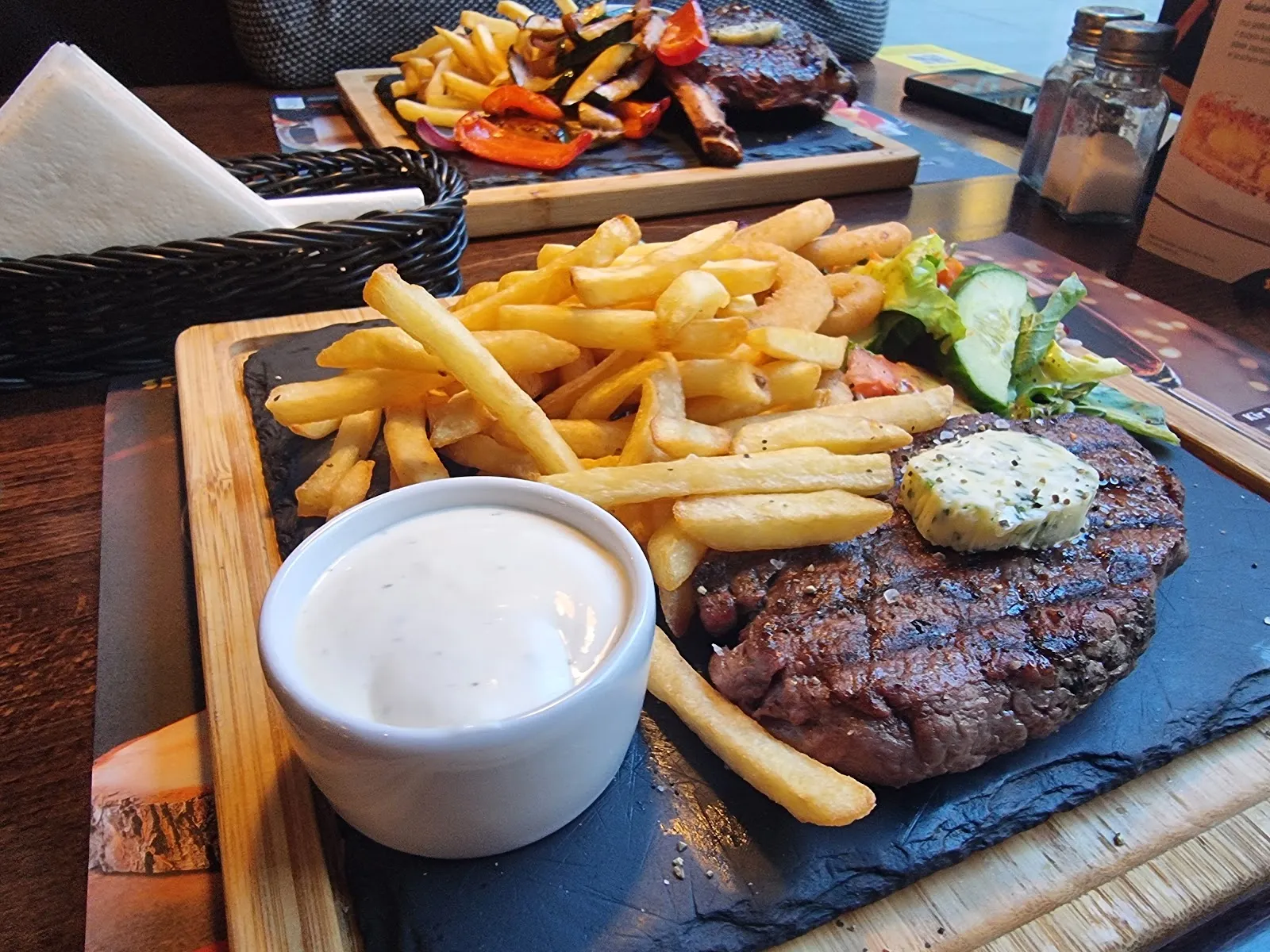 While the restaurant receives commendations for the quality of its starters, some diners feel that the main courses could benefit from improvement. A particular critique is levied at dishes like the Caesar salad, which seemed to lack in variety and abundance of ingredients, and fries that were excessively oily.