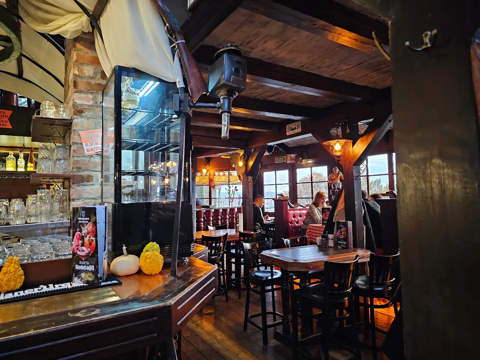 Customers appreciate the great service, heightened by the fact that staff members, including an English-speaking waiter, are described as sweet, friendly, and accommodating—even allowing pets to join diners inside, much to the delight of visiting tourists. The menu's variety is confirmed by positive notes on non-traditional items such as the salmon with beans, which is lauded for its taste even by those who aren’t typically fans of the legume.