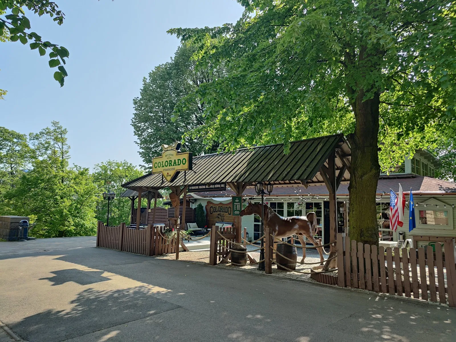 Even with its great qualities, the establishment acknowledges the value of customer feedback, with some guidance suggesting the addition of a bearnaise sauce and a lighter hand with rosemary to achieve the highest of praise. The beverage selection, including non-alcoholic beers and a commendable homemade lemonade, caters to a range of preferences.