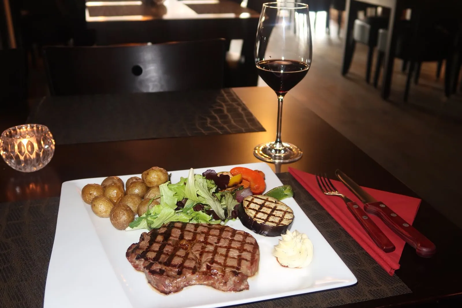 While Restaurant Villaggio receives recommendations from many who promise repeat visits and commend its affordability, it appears that the experience can vary. For a favorable dining experience, it may be best to visit during off-peak hours and perhaps confirm reservations and order specifics with the staff to ensure a pleasant meal. Description by ChatGPT.