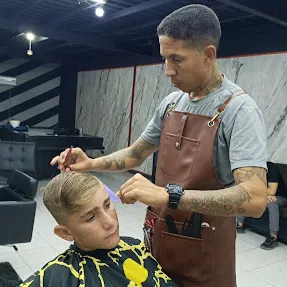 Todo lo relacionado al corte de cabello masculino, adultos y niños. Nos Adaptamos a tu estilo.