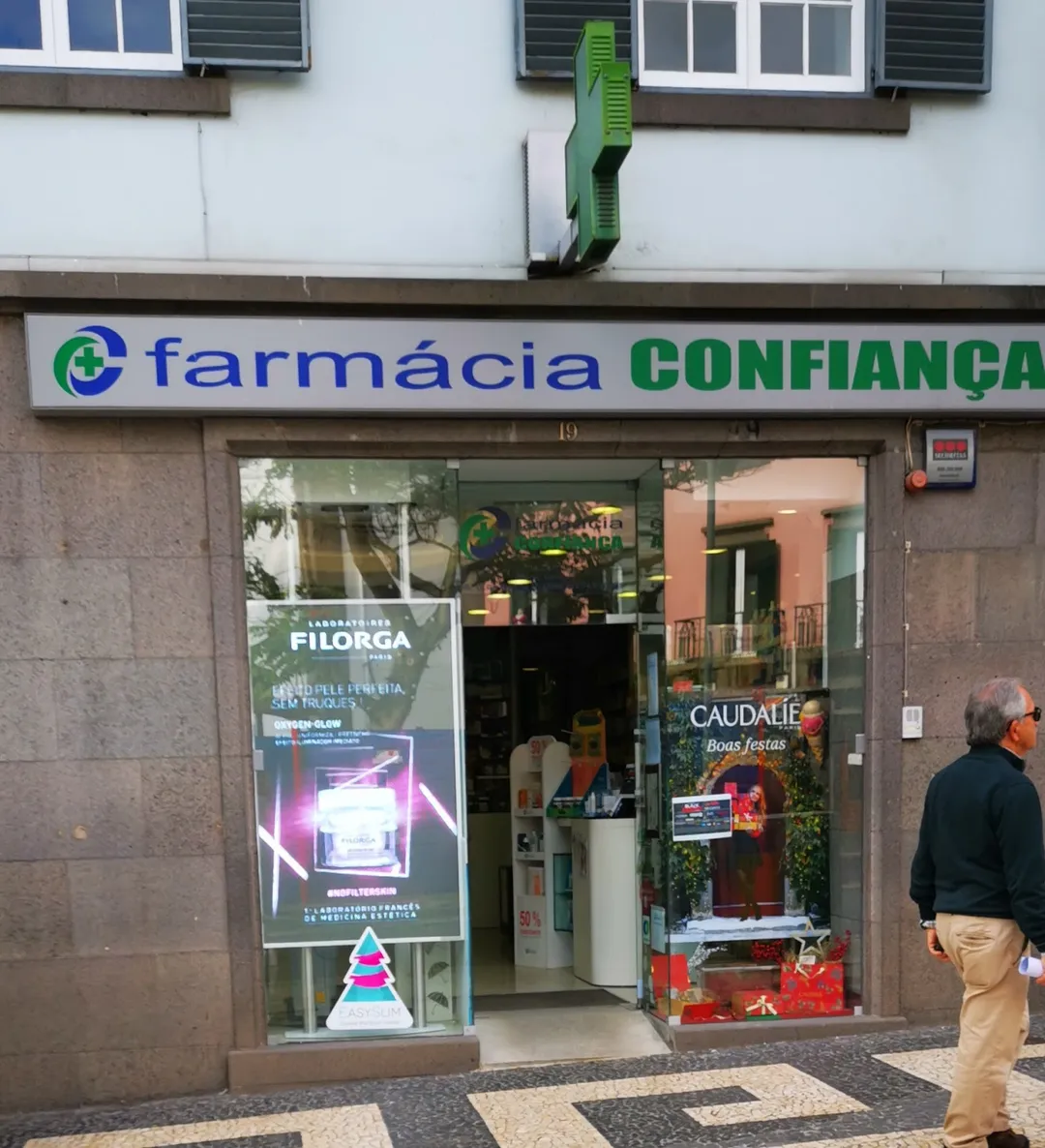 The pharmacy has secured its status as a favored destination for locals and visitors alike, with many considering it their go-to pharmacy while vacationing in Madeira. The establishment is recognized for its impressive selection of quality products, often enhanced by attractive promotions that provide value to its customers. The provision of excellent customer service is a cornerstone of Farmácia Confiança’s ethos; friendly interactions with staff members are highlighted as a consistent and appealing aspect of the shopping experience.