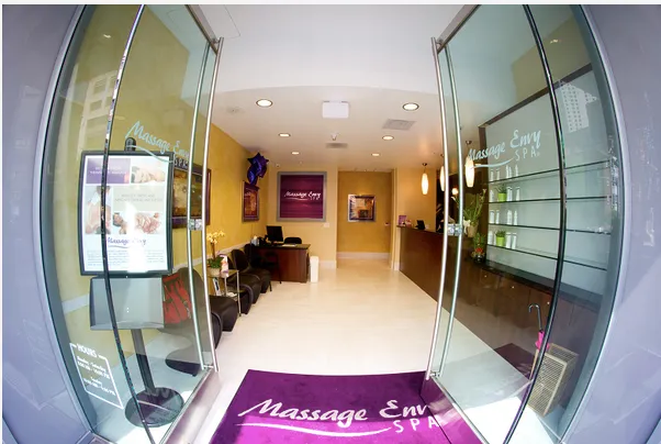 The San Francisco Metro location boasts not only superior services but convenient access to rejuvenation, particularly for those winding down after eventful days at the nearby convention center. Customers appreciate the charming ambiance of the waiting room and the consistently kind service that makes every visit a rejuvenating experience. 