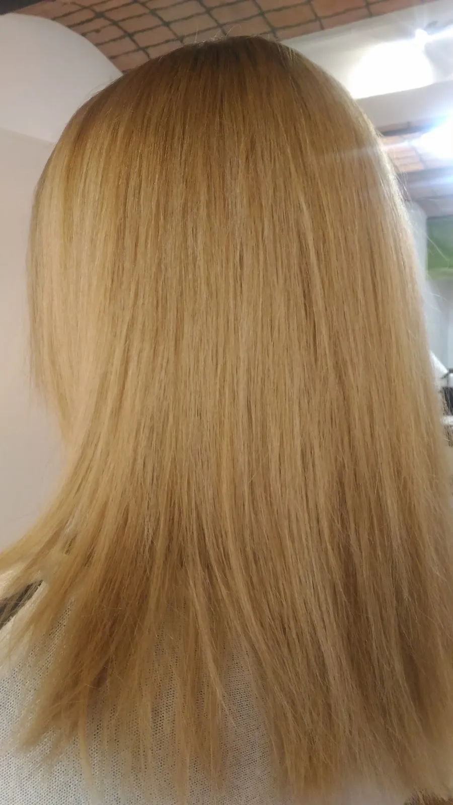 The salon's staff are not just haircare specialists; they are also educators who proactively share tips, curiosities, and explanations that valorize the customer experience. Customers appreciate feeling engaged and informed throughout their visits, which pass enjoyably with the warm social ambiance and proficient service.