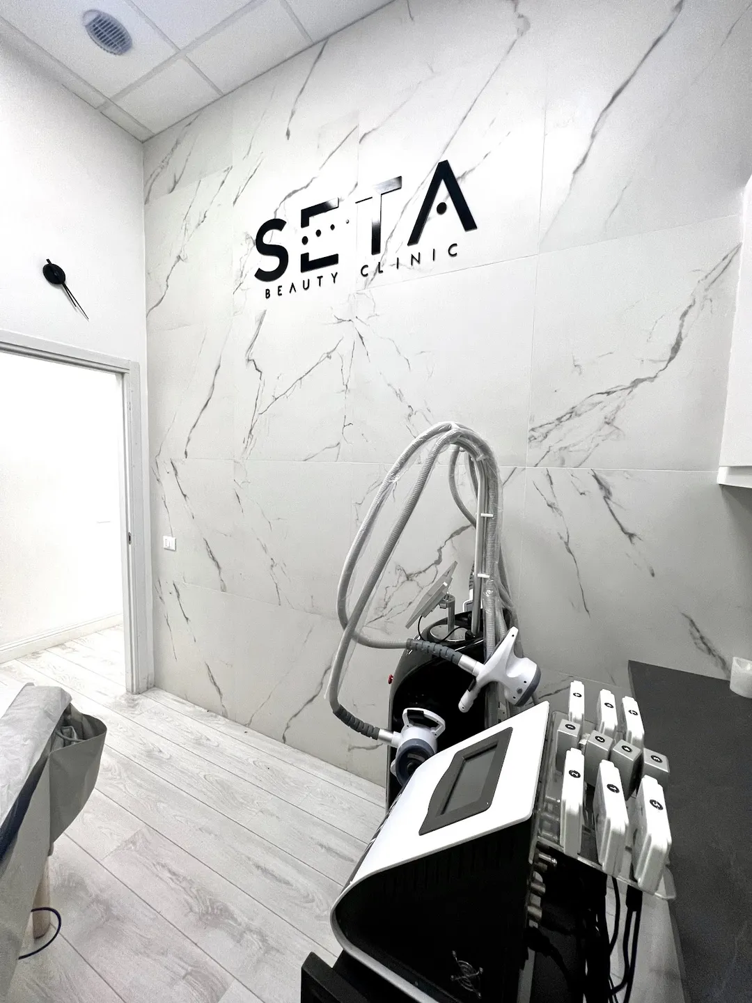 Seta Beauty Clinic Milano Corso Sempione is a premier destination for exceptional beauty care in Milan, consistently garnering praise from clients who have experienced an array of their services. The clinic boasts a dedicated staff known for their deep expertise and warm, engaging approach. Professionals such as Gaia, Laura, and Ilaria are celebrated for their knowledge and willingness to tailor services to individual needs and desires, ensuring a personalized experience for each client.