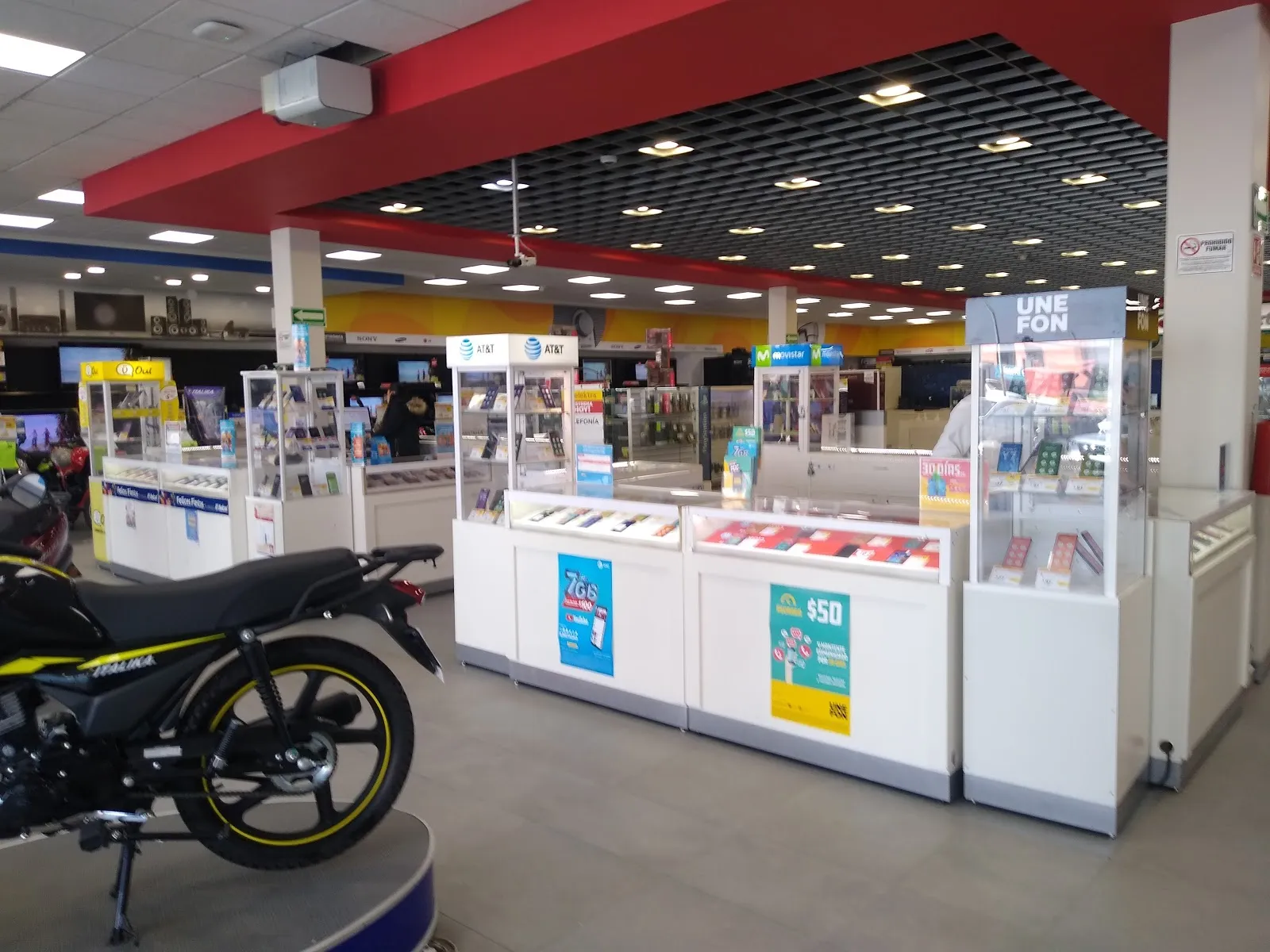 Mega Elektra del Carmen Ecatepec is recognized for its swift service, especially when the store is not bustling with customers. This establishment has gained the attention of shoppers for its convenient setup that facilitates a speedy shopping experience during off-peak hours. Patrons looking for a smooth transaction will appreciate the quick pace at which they can complete their purchases when the timing is right. 