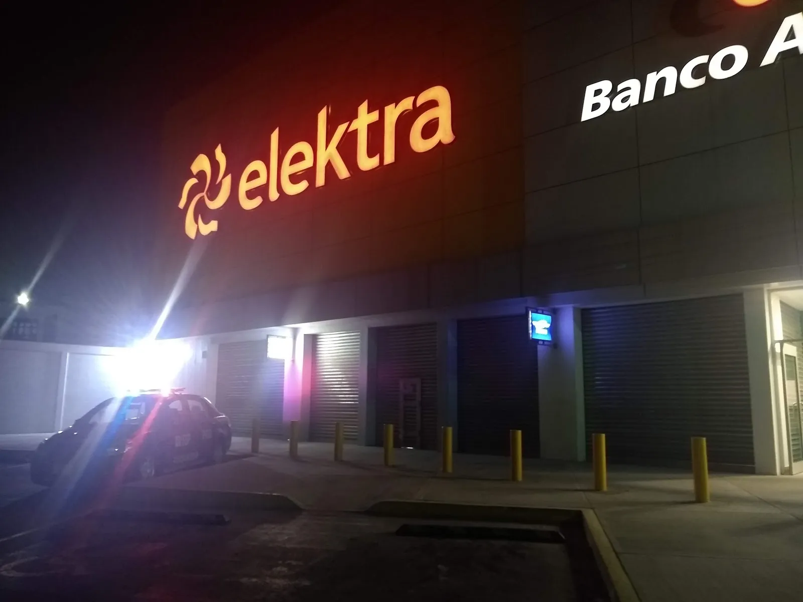 Moreover, this location is particularly suited for individuals planning to engage in transactions involving significant sums, as it has specialized services for customers withdrawing more than 10,000, ensuring these high-value dealings are handled with extra care and attention. Shoppers visiting Mega Elektra del Carmen Ecatepec can look forward to an accommodating shopping environment focused on efficient service, aiming to get them on their way as promptly as possible. Description by ChatGPT.