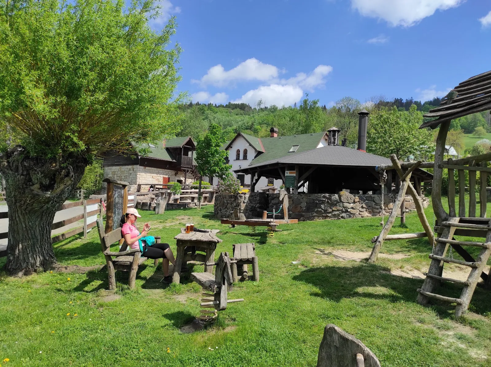 Otakarova farma in Samotoč offers a delightful self-service culinary experience, where guests are invited to play the role of a bartender, pouring their own beer or lemonade amidst the rustic charm of the farm. The pleasure of tasting smoked sausages and cheese, fresh from the on-site smokehouse, adds authenticity to the dining adventure. The picturesque view complements the serene atmosphere, while a quaint playground and a charming farm captivate the younger visitors with rural wonders.
