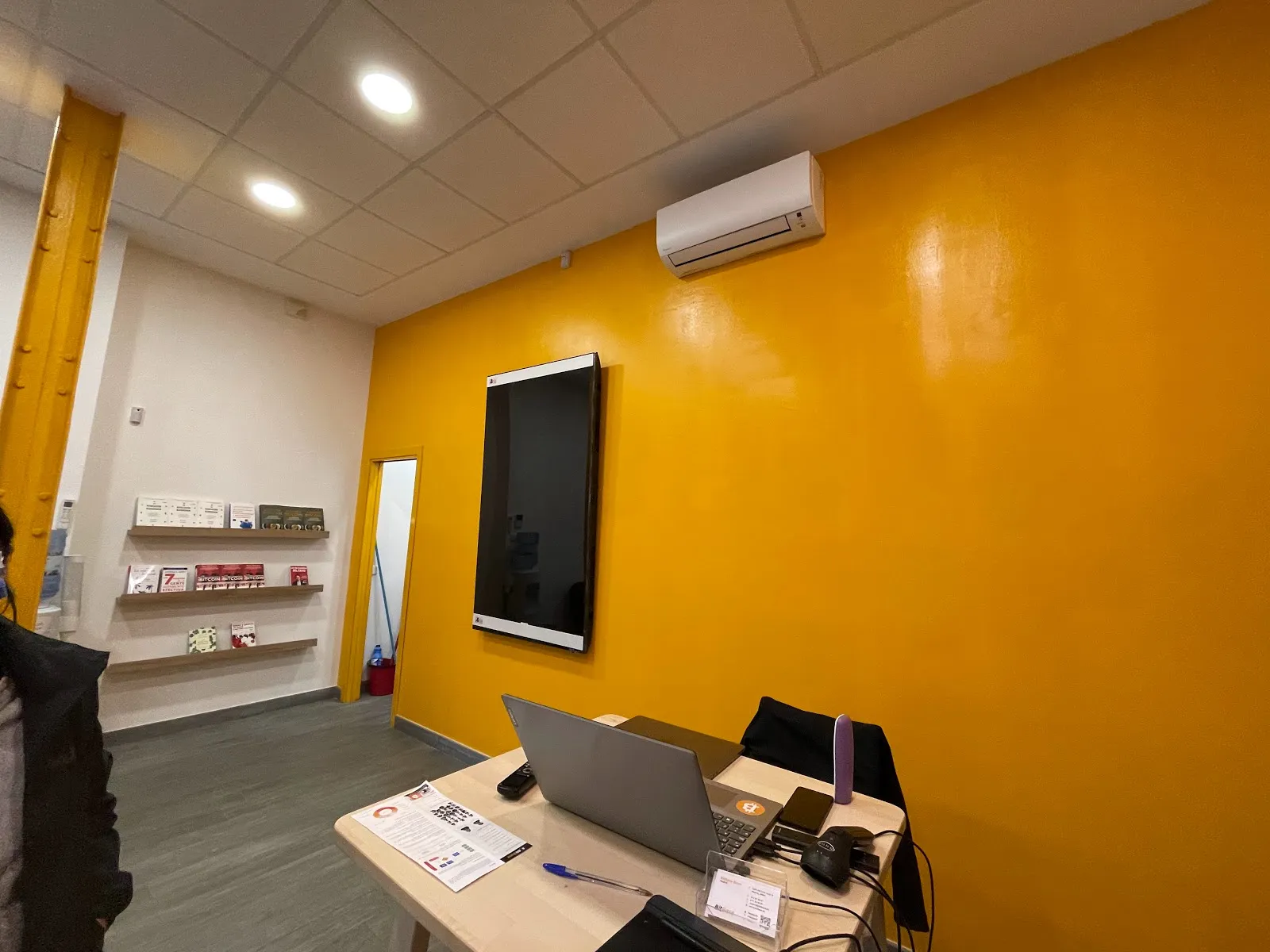 For newcomers to the world of cryptocurrency, BitBase stands out for its outstanding educational approach—dedicated staff like Mr. John and Francisco are celebrated for guiding customers through their first transactions with ease and expertise. Francisco, in particular, has earned accolades for assisting customers with cash deposits for Bitcoin, leaving a lasting impression on those new to the cryptocurrency sphere.