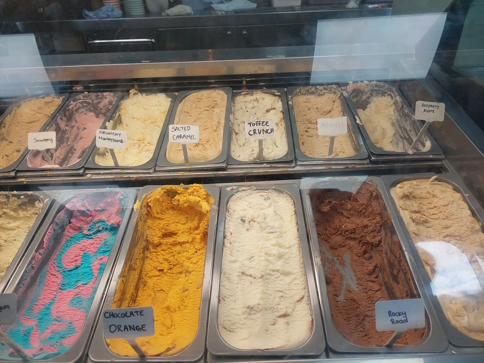 Speedy service is a hallmark at Davisons, ensuring that even during peak periods, guests are served with efficiency and care. Ice cream aficionados may want to explore the range of flavors available online in advance, as the in-store selection is so extensive that it can be overwhelming.