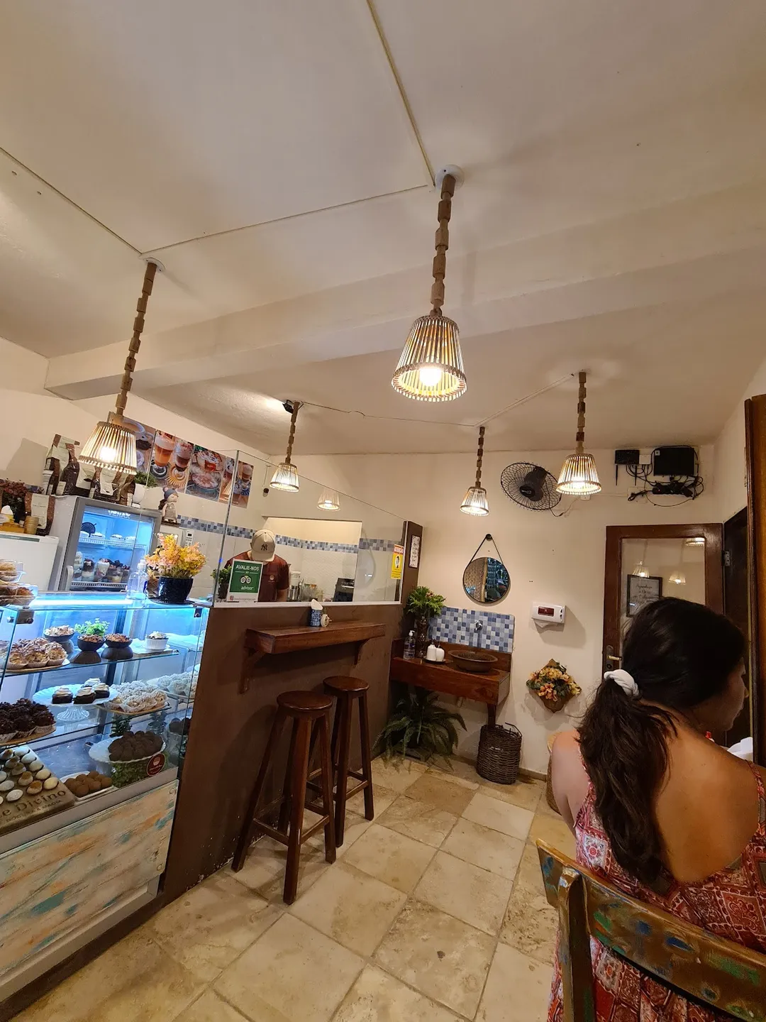 Despite its compact size, Doce Divino has made a sizeable impact. It's a spot that people willingly queue for, knowing that the wait will be richly rewarded with desserts that make a lasting impression. Considered an essential stop for a quick sweet treat, Doce Divino's dedication to quality and flavor has established it as a highly recommended destination for anyone seeking a delicious dessert experience in Jeri. Description by ChatGPT.