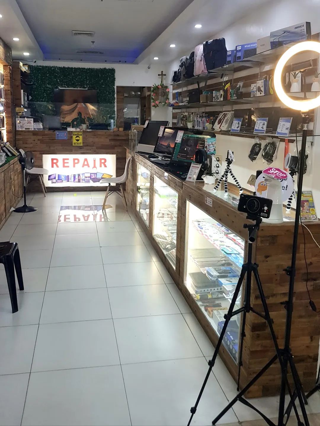 With a convenient location in Andagao, Kalibo, customers can easily visit Tech Store for all their tech needs. Whether you are a tech enthusiast or just looking to purchase a new device, Tech Store is a trusted retailer in the Aklan area, known for their quality products and excellent customer service. Description by ChatGPT.