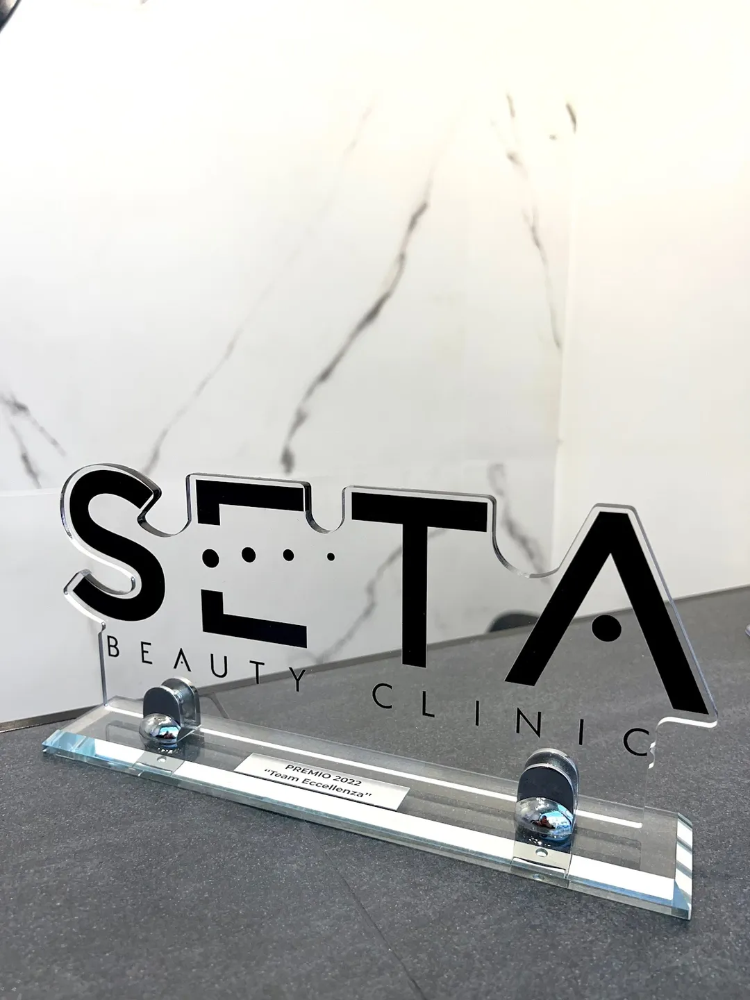 Additionally, Ian’s noteworthy professionalism and precision contribute to the excellent experiences of those who visit the clinic. The staff at the Viale Gorizia center are known for their kindness and helpfulness, offering flexibility in scheduling and demonstrating a commitment to quality that surpasses even some medical centers.