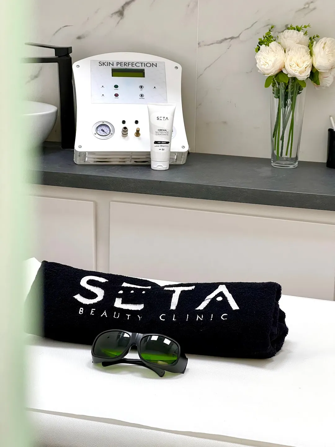 Seta Beauty Clinic Milano Navigli offers a range of premium beauty and body treatments that cater to the diverse needs of clients looking for expert skincare and body care solutions. The clinic boasts a highly professional and friendly team, with individuals like Martina and Stefania earning special praise for their exceptional service and expertise. Clients are continually impressed by the comprehensive array of treatments available, including effective cellulite treatments, advanced laser therapies, and personalized facial services that leave them feeling rejuvenated and more confident.