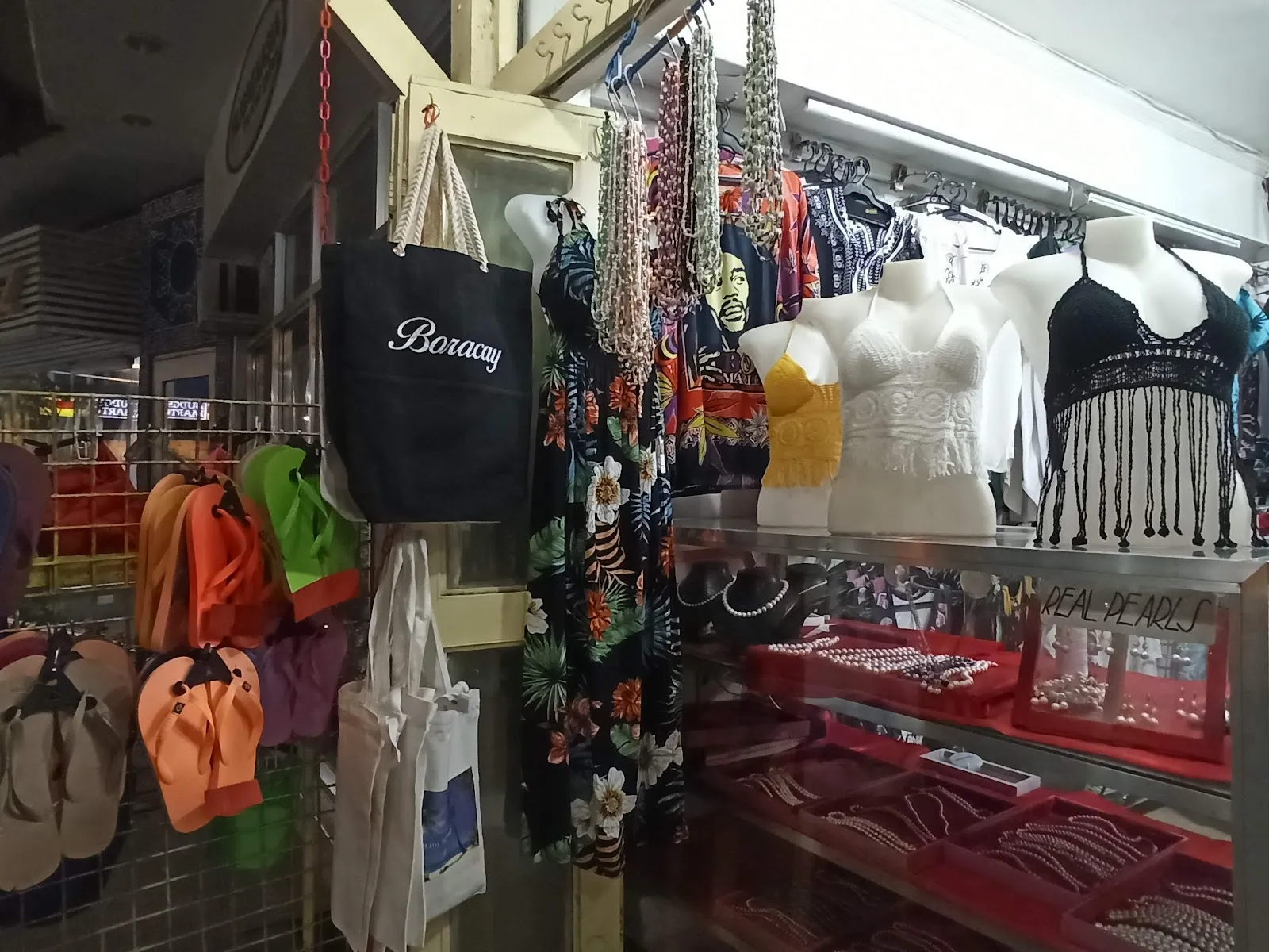 The attentive and professional nature of the service at Samaha extends to their customer care, where the helpful staff are commended for their attention to detail, extensive knowledge of their product range, and an eagerness to ensure every guest leaves satisfied with their finds. The added presence of their well-mannered and friendly feline companions only serves to enhance the shopping experience.