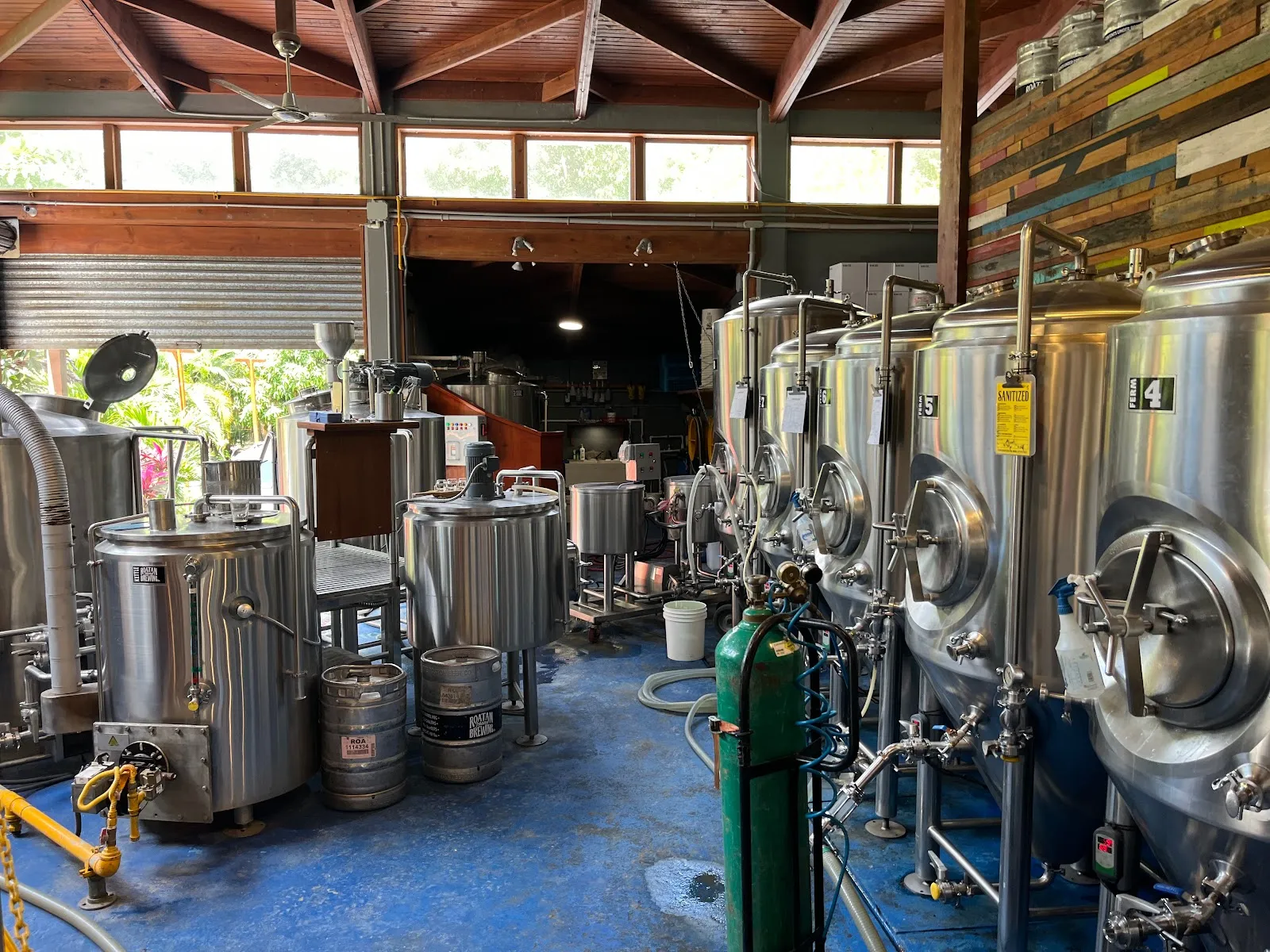 Culinary offerings at Roatan Island Brewing Co. do not disappoint, with a menu tailored to complement their brews. Guests can relish items like succulent sausages, satisfying pretzels, and the much-acclaimed Yuka fries—regarded by many as the best they've ever tasted. The brewery's environment is a haven for relaxation, where time slows down, and one can savor the simple pleasures of life.