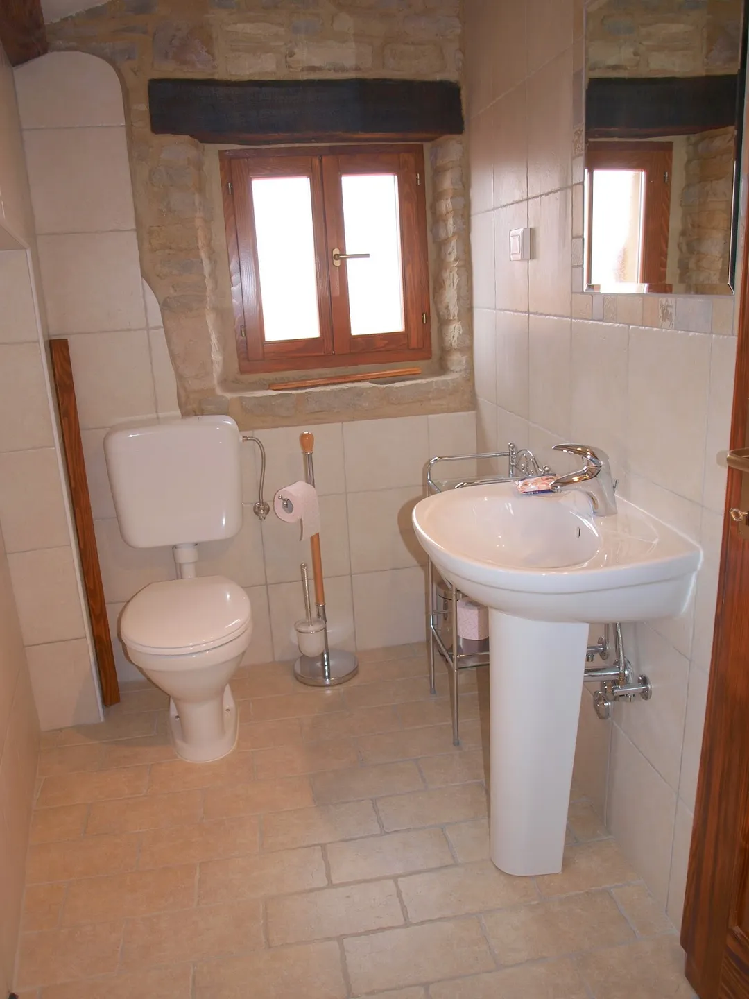 Accommodation options are well-maintained, featuring extremely clean and inviting rooms that resonate with the rustic elegance of the region. The hospitable owners are dedicated to providing an enjoyable experience, offering well-equipped bicycles for guests keen on exploring the scenic routes of Groznjan, Buje-Groznjan road, and the historic Parenzana trail.