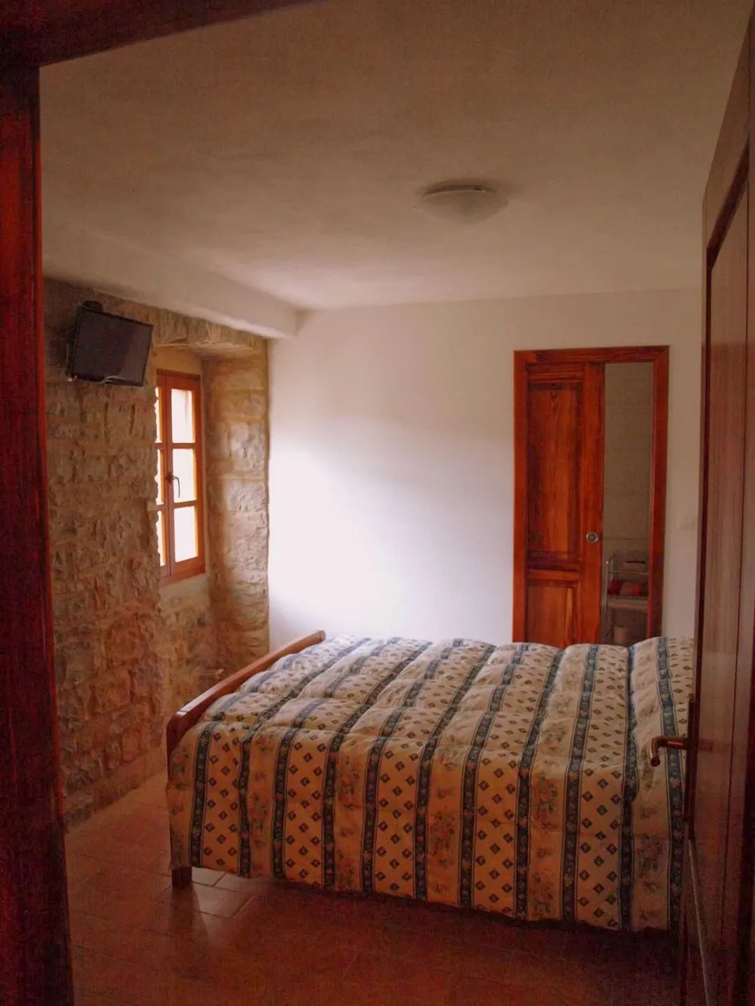 B&Bike al Merlo Olivo offers a delightful and serene countryside retreat for travelers seeking to immerse themselves in the picturesque landscape of the Istrian Inland. Boasting an excellent location, this charming bed and breakfast provides easy access to the sea while allowing guests to bask in the tranquillity of their surroundings.