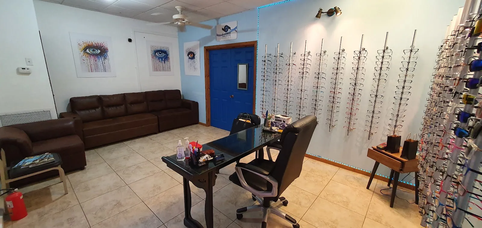 1 Dr. Reichmann - Clinica de Ojos Roatan