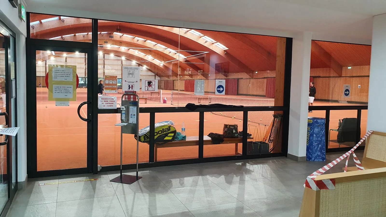 The heart of Tennis Les Amis lies in the passionate and qualified team that runs it. Owners and staff are consistently commended for their friendliness and professionalism, creating a welcoming atmosphere where each visitor is treated with utmost respect and attention.