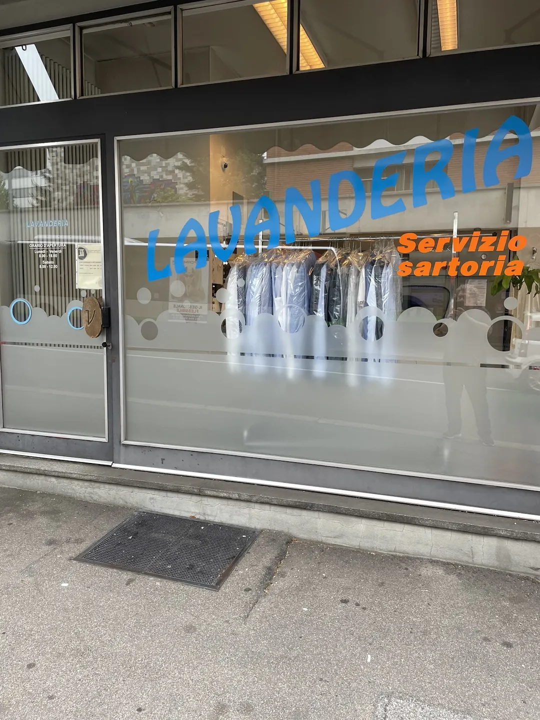 Lavanderia Mary Besso is a beloved local laundrette cherished for its excellent service and modern amenities. With a reputation for efficient and speedy service, it's the go-to spot for those in need of a quick turnaround on their laundry, without sacrificing quality or breaking the bank. Customers rave about the affordable pricing structure that Lavanderia Mary Besso offers, ensuring clean clothes are accessible to all.