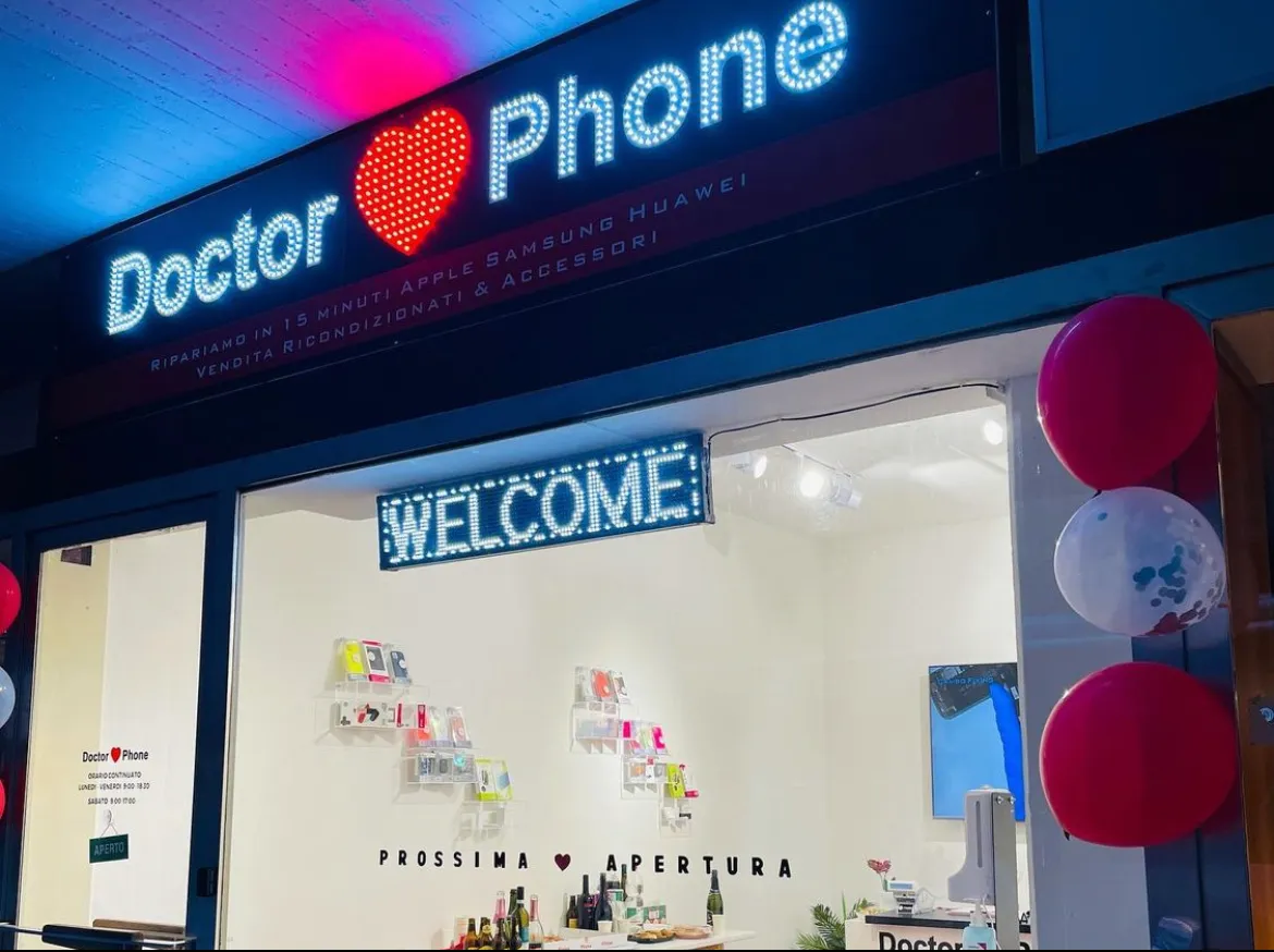Doctor Phone Lugano has garnered an outstanding reputation among its clients for delivering swift, professional, and cost-effective repair services for a variety of mobile devices. With glowing testimonials highlighting their ability to replace damaged displays quickly, Doctor Phone Lugano stands as a beacon of reliability for those in urgent need of phone repairs. 