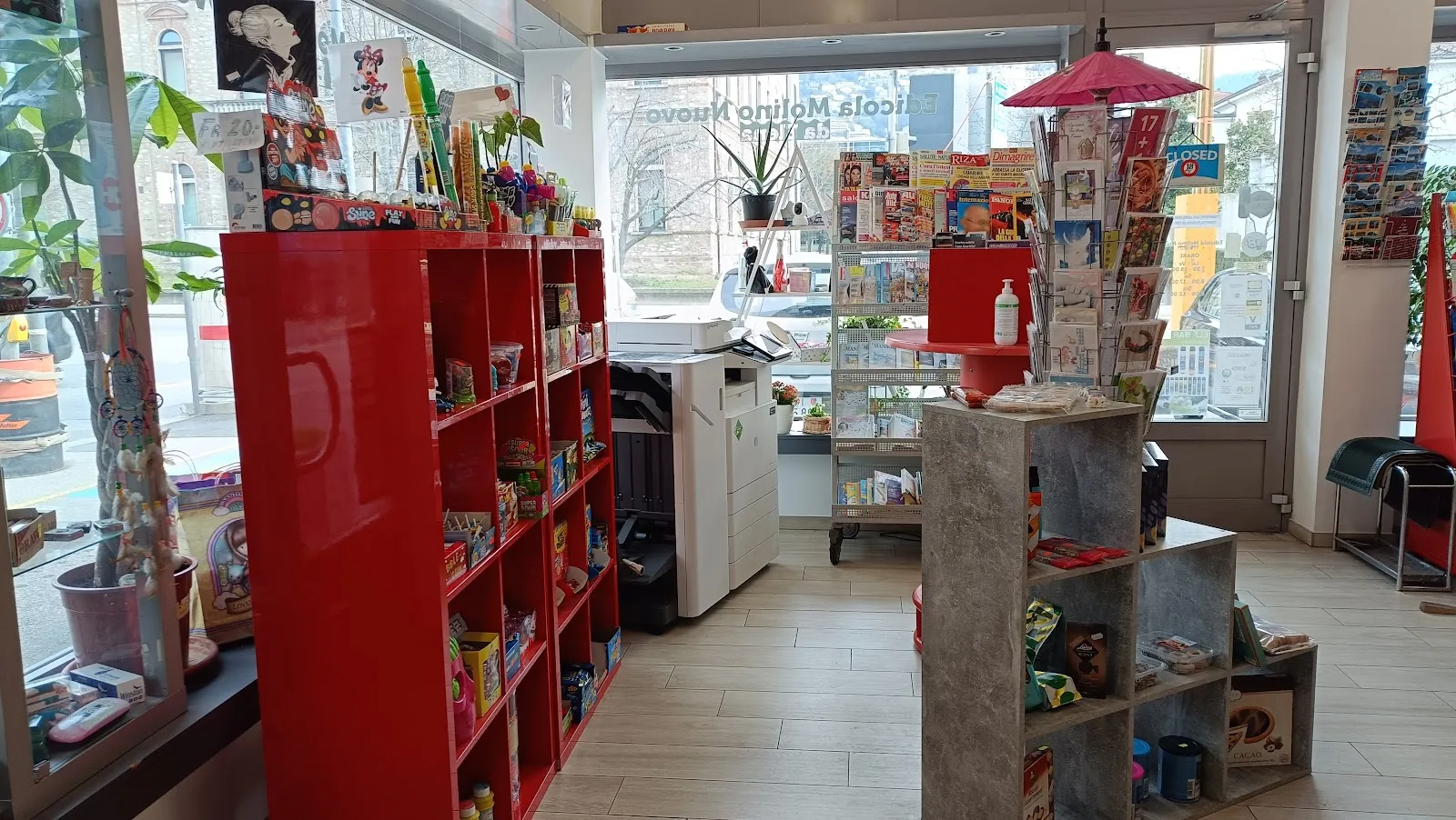 Adding to its utility, the newsstand features a delightful selection of treats including creamy ice cream, energizing coffee, refreshing cold drinks, and tasty snacks—all perfect for a quick pick-me-up at any time of the day. The store also boasts an array of games for children, making it a family-friendly spot that captures the hearts of its youngest visitors.